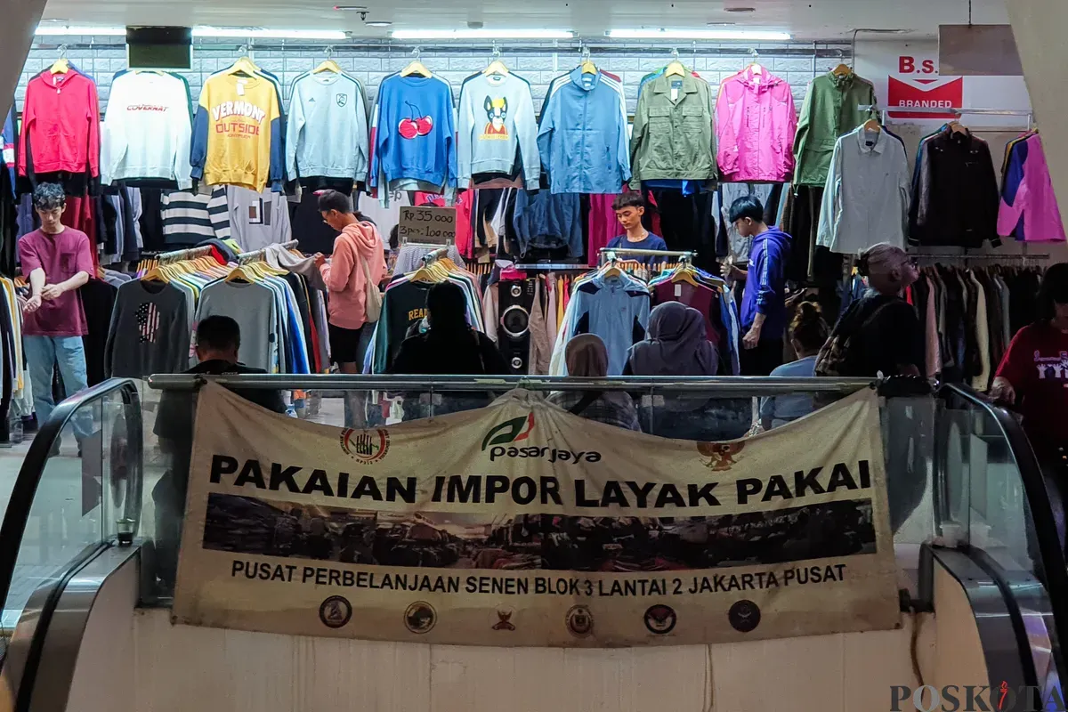 Sejumlah calon pembeli memilih pakaian bekas impor di Pasar Senen, Jakarta, Kamis, 23 Oktober 2025. (Sumber: Poskota/Bilal Nugraha Ginanjar)