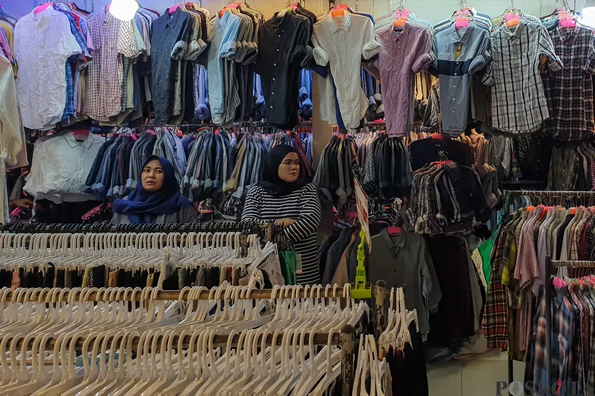 Sejumlah calon pembeli memilih pakaian bekas impor di Pasar Senen, Jakarta, Kamis, 23 Oktober 2025. (Sumber: Poskota/Bilal Nugraha Ginanjar)