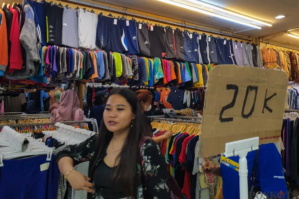 Sejumlah calon pembeli memilih pakaian bekas impor di Pasar Senen, Jakarta, Kamis, 23 Oktober 2025. (Sumber: Poskota/Bilal Nugraha Ginanjar)