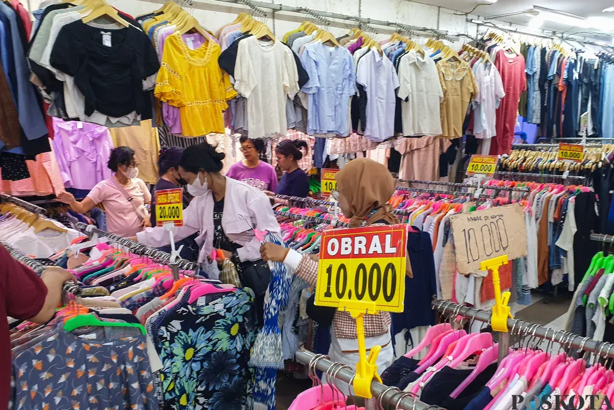 Sejumlah calon pembeli memilih pakaian bekas impor di Pasar Senen, Jakarta, Kamis, 23 Oktober 2025. (Sumber: Poskota/Bilal Nugraha Ginanjar)