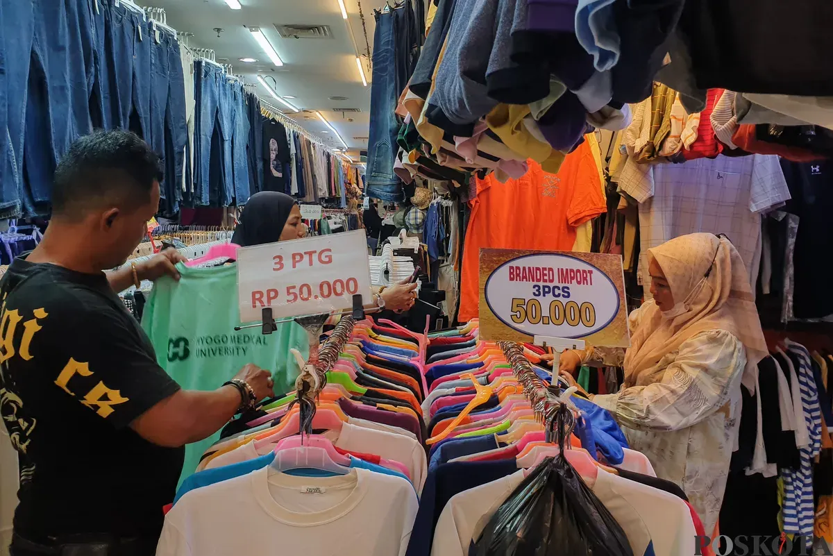 Sejumlah calon pembeli memilih pakaian bekas impor di Pasar Senen, Jakarta, Kamis, 23 Oktober 2025. (Sumber: Poskota/Bilal Nugraha Ginanjar)