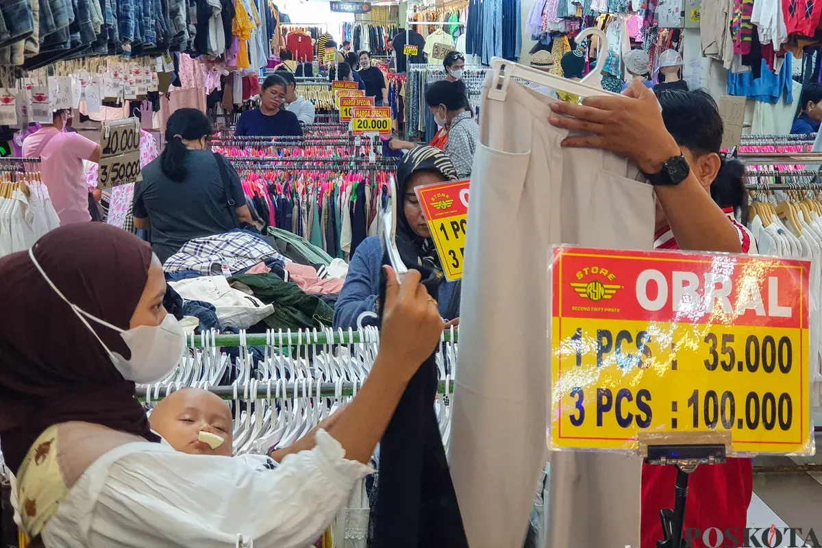 Sejumlah calon pembeli memilih pakaian bekas impor di Pasar Senen, Jakarta, Kamis, 23 Oktober 2025. (Sumber: Poskota/Bilal Nugraha Ginanjar)
