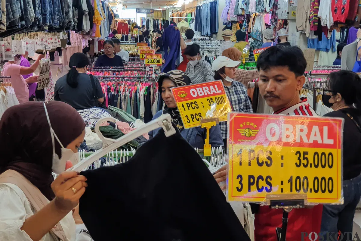 Sejumlah calon pembeli memilih pakaian bekas impor di Pasar Senen, Jakarta, Kamis, 23 Oktober 2025. (Sumber: Poskota/Bilal Nugraha Ginanjar)