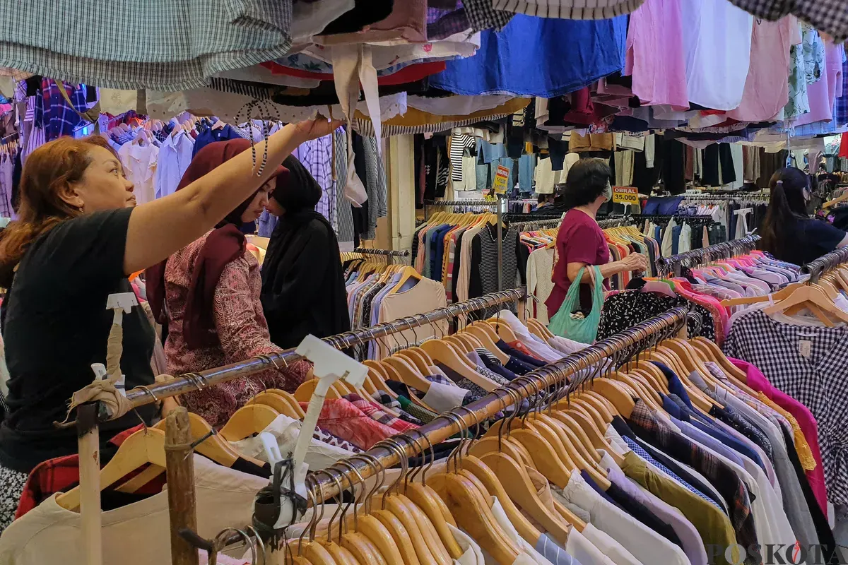 Sejumlah calon pembeli memilih pakaian bekas impor di Pasar Senen, Jakarta, Kamis, 23 Oktober 2025. (Sumber: Poskota/Bilal Nugraha Ginanjar)