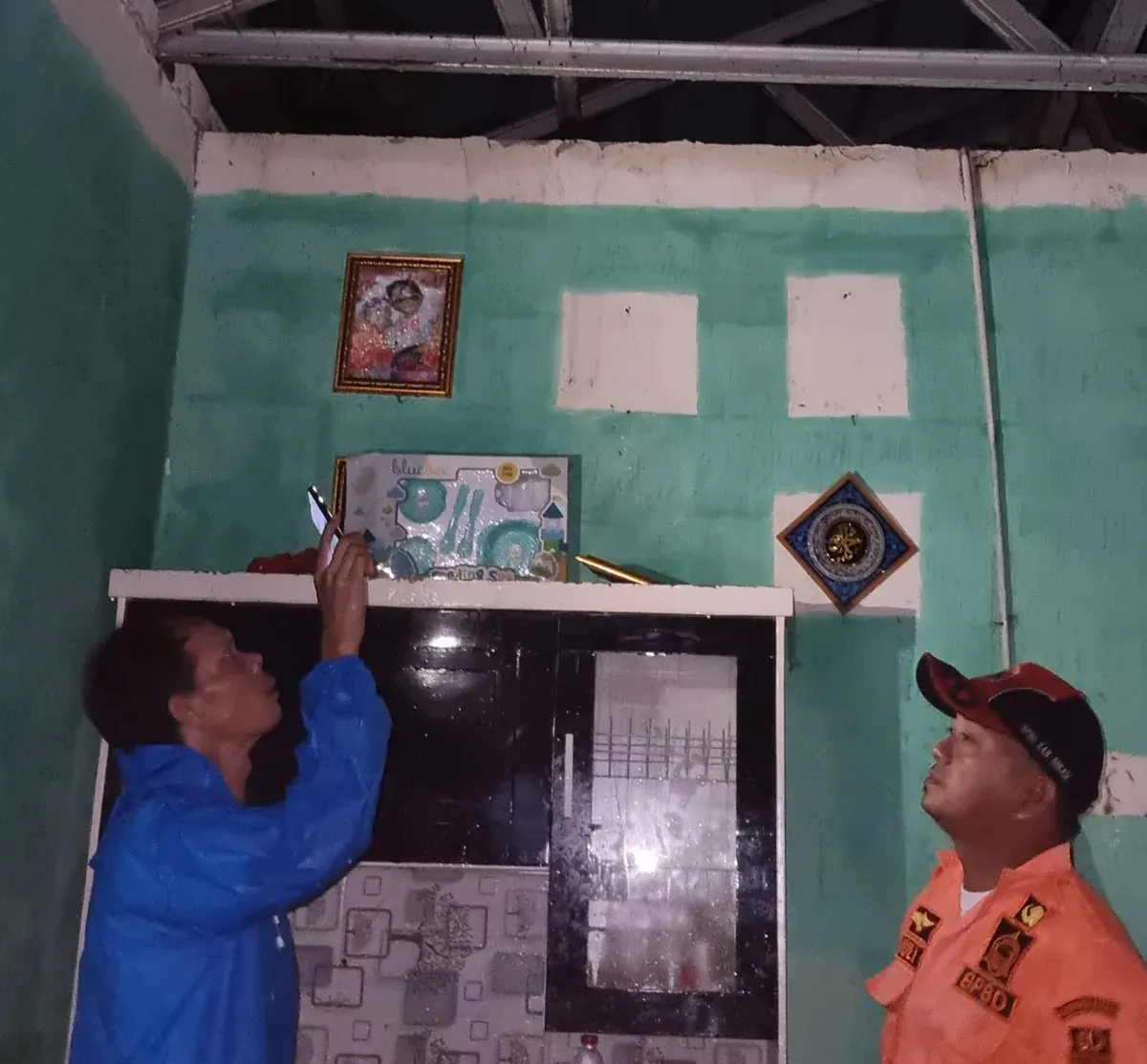 Petugas BPBD Kabupaten Bekasi meninjau rumah warga yang terdampak hujan deras disertai angin kencang akibat cuaca ekstrem. (Sumber: BPBD Kabupaten Bekasi)
