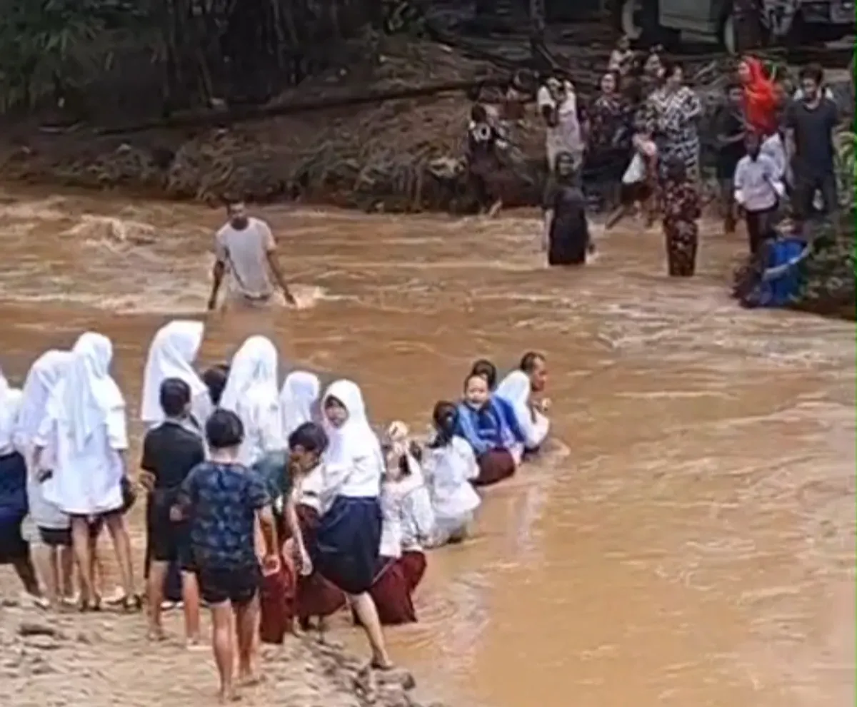 Tangkap layar sejumlah siswa SD dan SMP di Kampung Cegog, Desa Rancapinang, Kecamatan Cimanggu, Kabupaten Pandeglang, saat menyeberang sungai menuju sekolah.