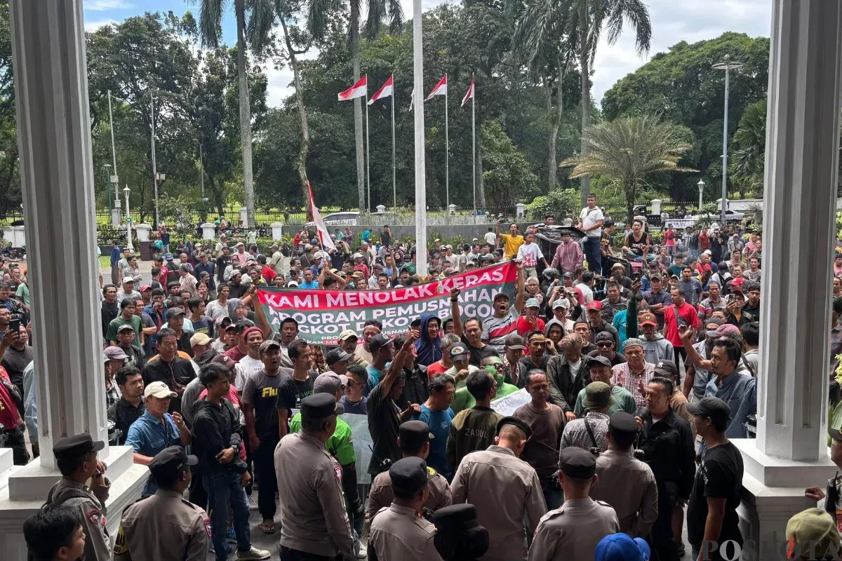 Ratusan sopir angkot menggelar demo di Balai Kota Bogor, Paledang, Kecamatan Bogor Tengah, Kamis, 23 Oktober 2025. (Sumber: Poskota/Giffar Rivana)