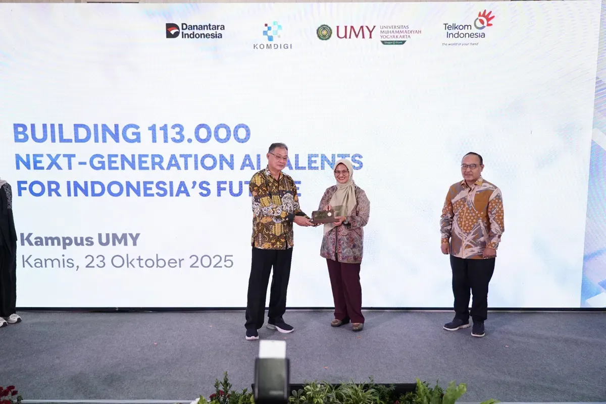 Direktur Utama Telkom, Dian Siswarini, saat memberikan cinderamata pada acara Digistar Connect: Building 113.000 Next Generation AI Talents for Indonesia’s Future di UMY pada Kamis, 23 Oktober 2025. (Sumber: Corcom Telkom)