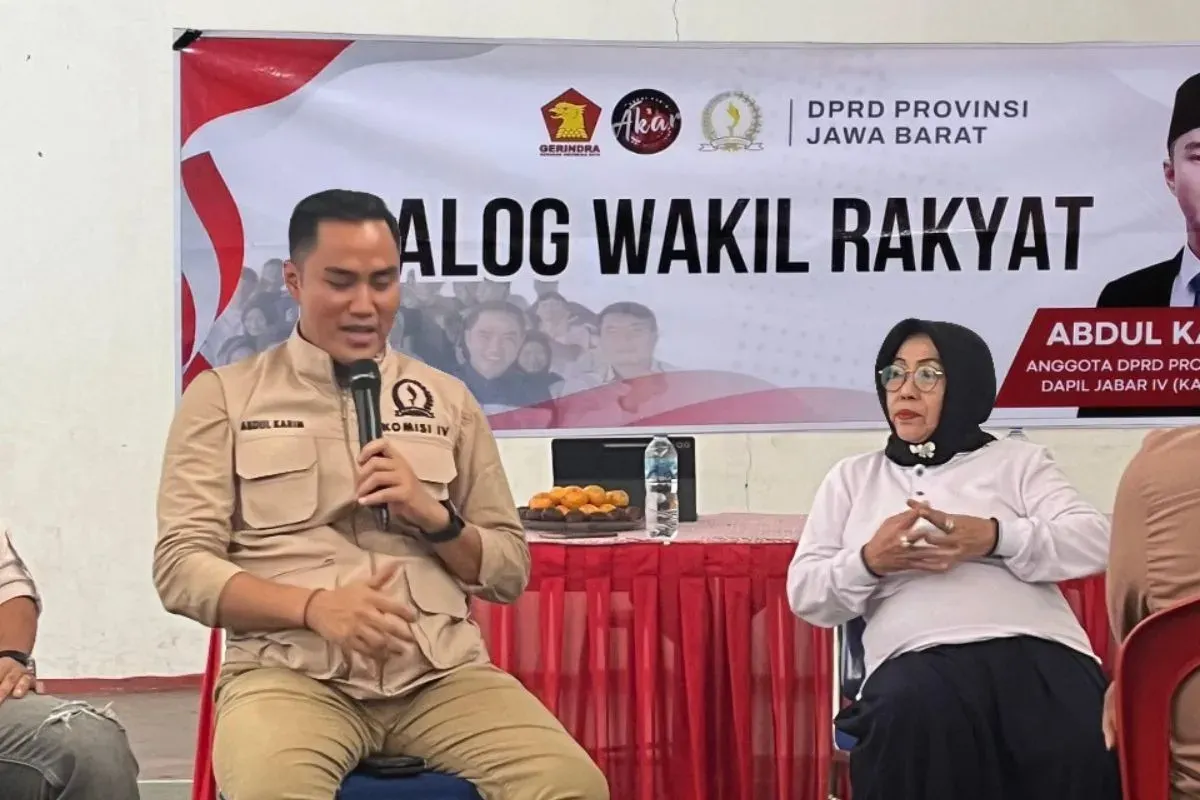 Anggota DPRD Jabar, Abdul Karim berdialog dengan masyarakat di Aula desa Songgom, Kecamatan Gekbrong, Kabupaten Cianjur. (Sumber: Dok. Istimewa)
