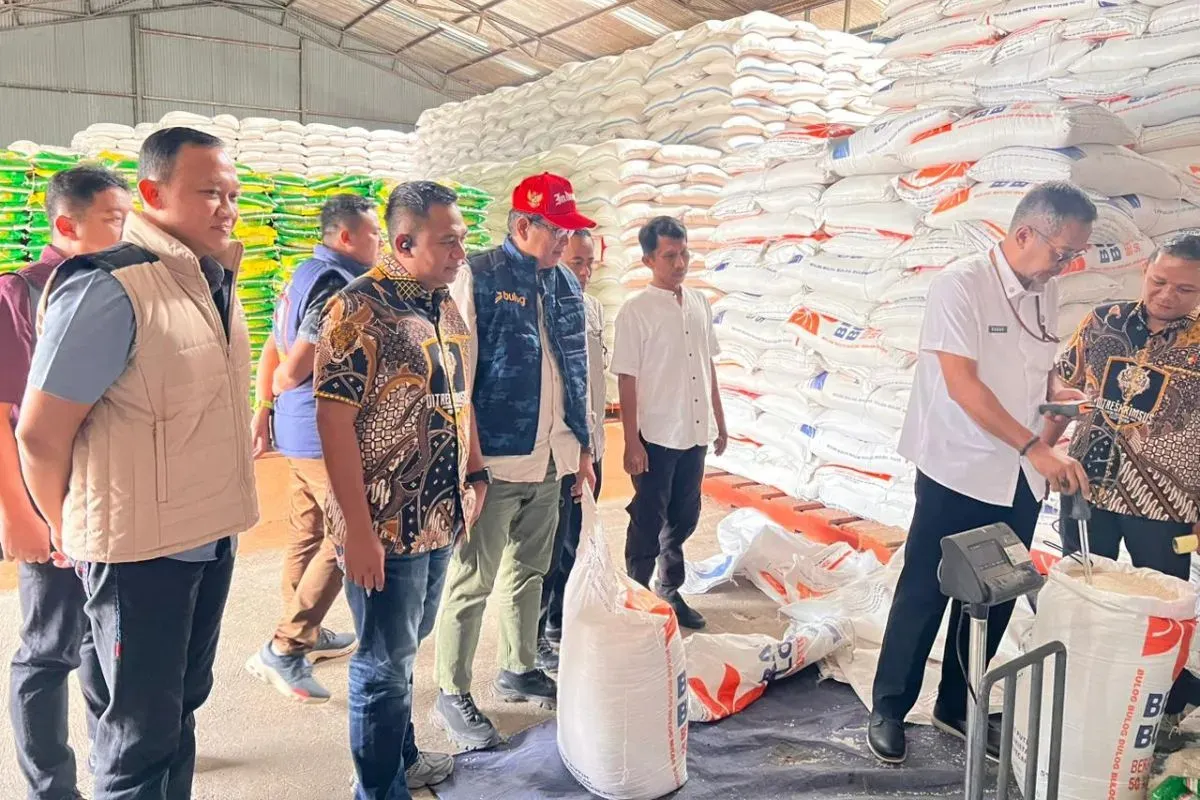 Tim Satgas Pengendalian Harga Beras saat memeriksa kondisi beras di gudang Bulog Serang. (Sumber: Dok. Dirreskrimsus Polda Banten)