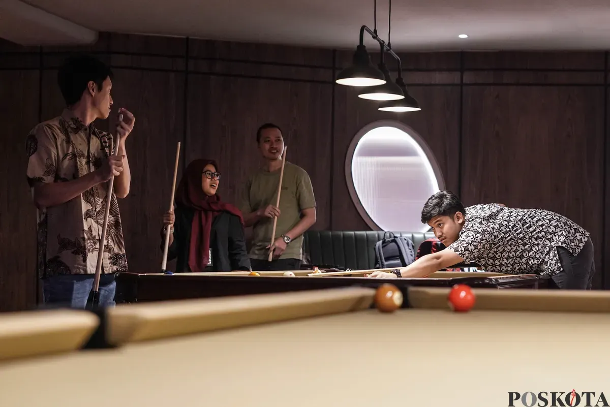 Sejumlah pekerja bermain biliar seusai pulang kerja di Q Billiard Agora, Jakarta, Kamis, 23 Oktober 2025. (Sumber: Poskota/Bilal Nugraha Ginanjar)