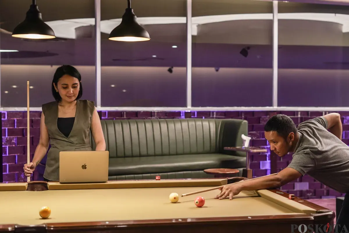 Sejumlah pekerja bermain biliar seusai pulang kerja di Q Billiard Agora, Jakarta, Kamis, 23 Oktober 2025. (Sumber: Poskota/Bilal Nugraha Ginanjar)