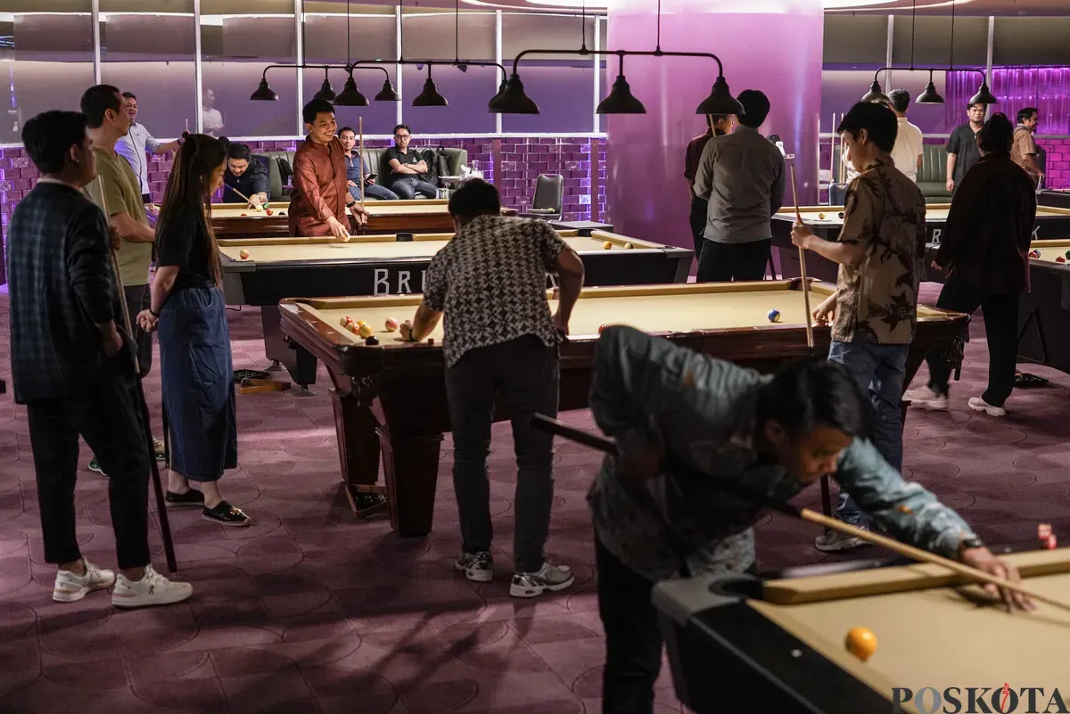 Sejumlah pekerja bermain biliar seusai pulang kerja di Q Billiard Agora, Jakarta, Kamis, 23 Oktober 2025. (Sumber: Poskota/Bilal Nugraha Ginanjar)