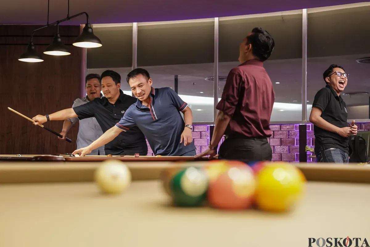 Sejumlah pekerja bermain biliar seusai pulang kerja di Q Billiard Agora, Jakarta, Kamis, 23 Oktober 2025. (Sumber: Poskota/Bilal Nugraha Ginanjar)
