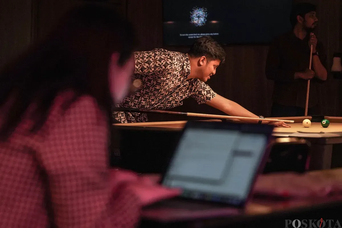 Sejumlah pekerja bermain biliar seusai pulang kerja di Q Billiard Agora, Jakarta, Kamis, 23 Oktober 2025. (Sumber: Poskota/Bilal Nugraha Ginanjar)