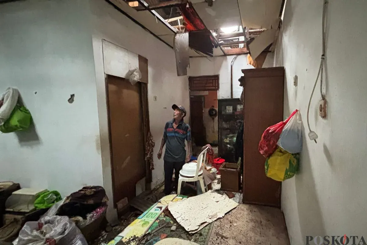 Rumah warga di Kampung Setu, Bojonggede, Kabupaten Bogor, rusak disapu angin puting beliung, Jumat, 24 Oktober 2025. (Sumber: Poskota/Giffar Rivana)