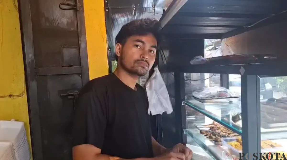 Seorang warga, Syahrul, 30 tahun, menceritakan dua pelaku diduga komplotan curanmor dihajar massa setelah kepergok saat akan mencuri motor di kawasan Tambora, Jakarta Barat. (Sumber: Poskota/Pandi Ramedhan)