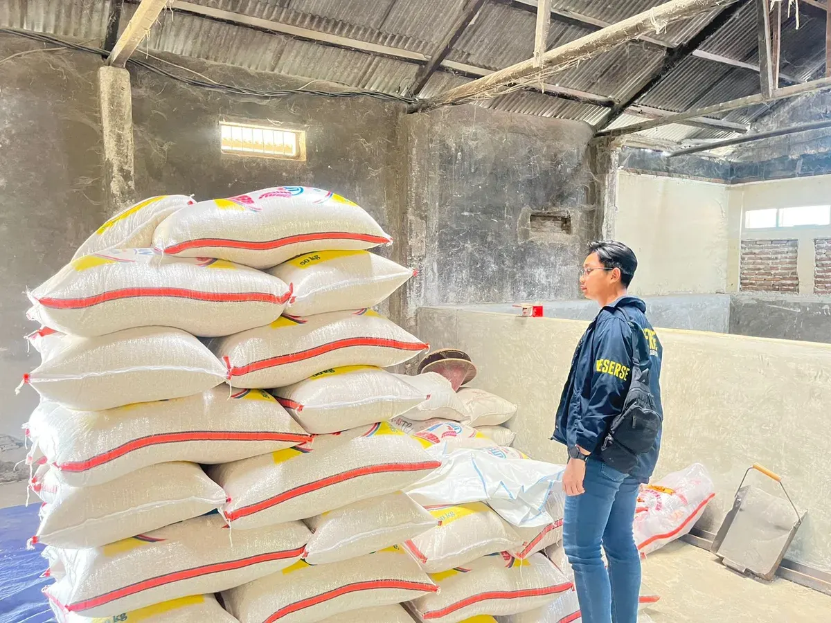 Personel Unit Tipidter Polres Serang saat memeriksa beras di gudang produsen. (Sumber: Polres Serang)