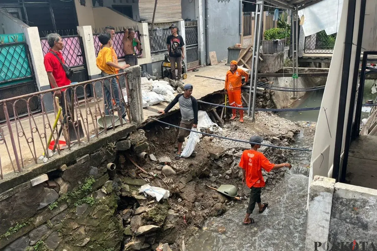 Situasi dua jembatan roboh di Gang Saluran, Utan Kayu Selatan, Jakarta Timur, Jumat, 24 Oktober 2025. (Sumber: Poskota/M. Tegar Jihad)