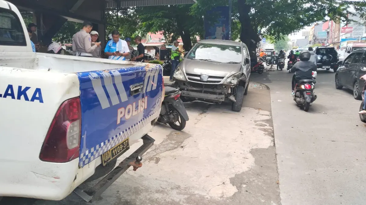 Personel Laka Lantas Polres Metro Depok melakukan olah TKP atas insiden kecelakaan di Jalam Santosa, Sukmajaya, Kota Depok. (Sumber: Polres Metro Depok)