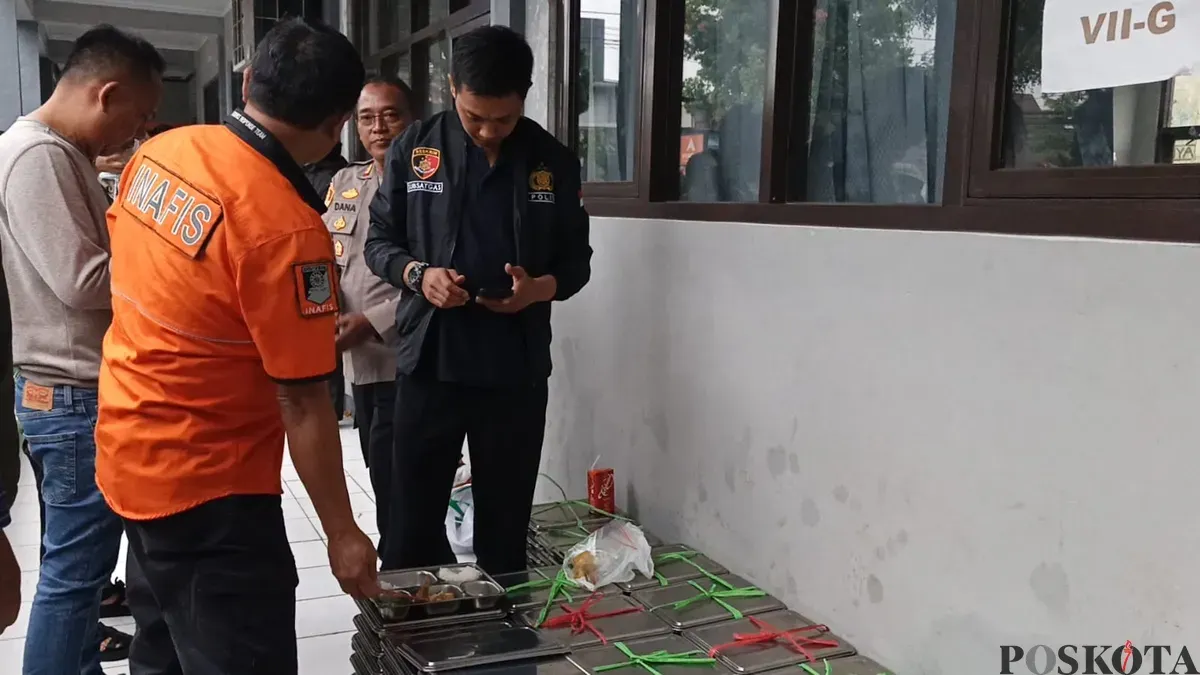 Anggota Polsek Lembang Polres Cimahi, menunjukan menu santap siang gratis. (Sumber: Poskota/Gatot Poedji Utomo)