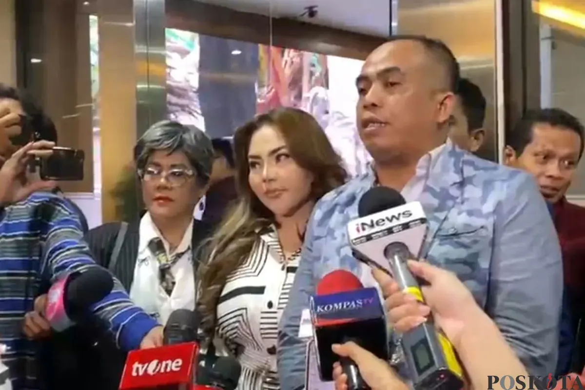 Selebgram Lisa Mariana bersama kuasa hukumnya setelah pemeriksaan di Bareskrim Polri, Jakarta Selatan, Jumat, 24 Oktober 2025. (Sumber: Poskota/Ali Mansur)