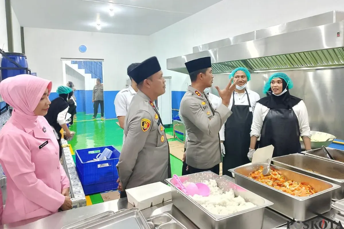 Wakapolres Metro Bekasi Kota, AKBP Bayu Pratama Gubunagi, meninjau dapur MBG Pekayon Jaya, Kecamatan Bekasi Selatan, Kota Bekasi, Jumat, 24 Oktober 2025. (Sumber: Poskota/Nurpini Aulia Rapika)