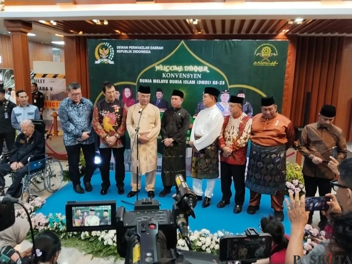 Ketua DPD RI Sultan B Najamudin bersama sejumlah tokoh Melayu menghadiri acara welcome dinner jelang pembukaan Konvensyen Dunia Melayu Dunia Islam (DMDI) ke-23 di Gedung DPD RI, Jakarta, Kamis, 23 Oktober 2025. (Sumber: Poskota/Heri Effendi)