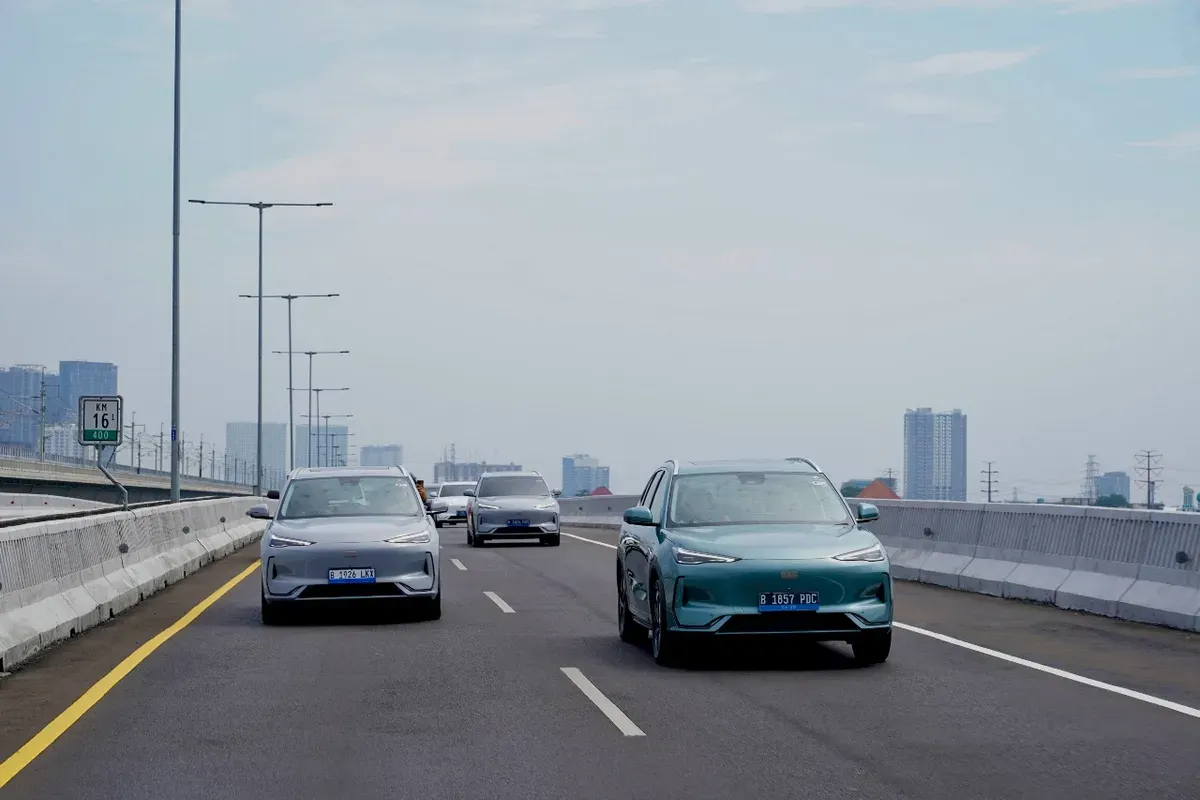 Mobil listrik Geely EX5 mendapatkan pembaruan software berupa Apple CarPlay, sistem AVAS lebih halus, dan dukungan multibahasa. (Sumber: Dok. Geely Indonesia)