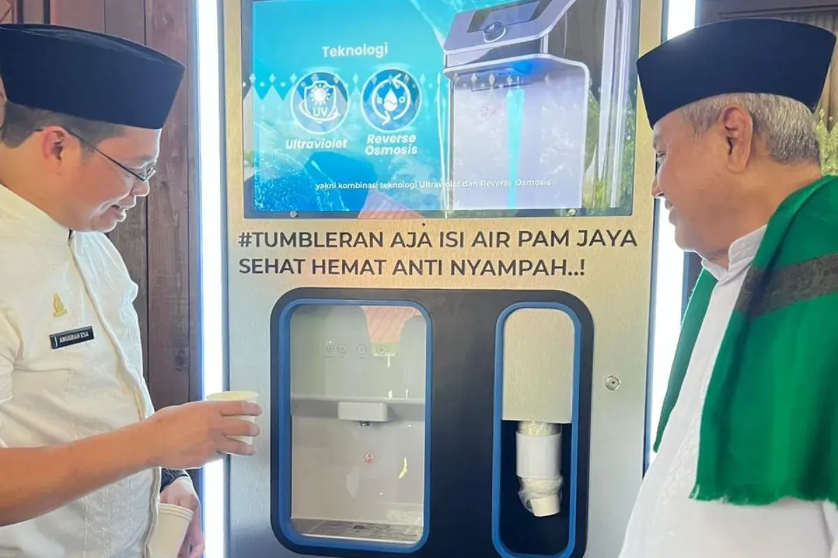 Penyerahan simbolis Water Purifier di Ponpes Daarul Rahman, Jakarta Selatan. (Sumber: Dok. Kominfotik PAM Jaya)