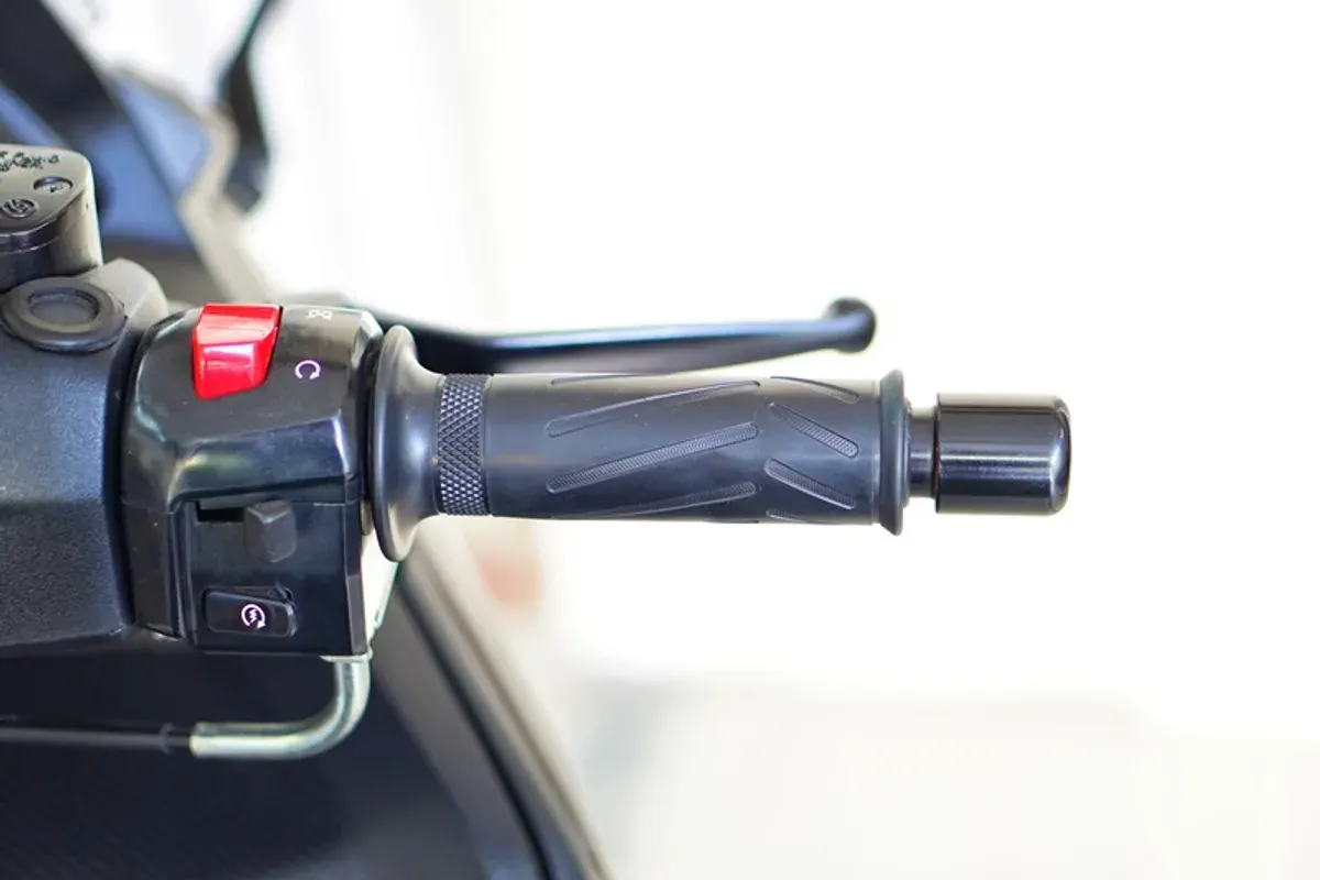 Handgrip motor yang longgar bisa mengganggu kenyamanan dan berisiko membahayakan pengendara. (Sumber: Suzuki)