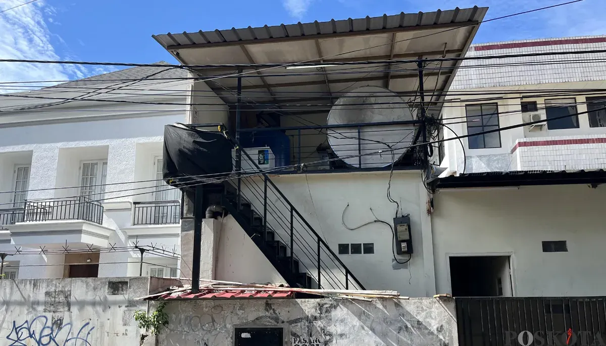 TKP tewasnya seorang karyawan Warkop Medan akibat tersengat listrik di Jalan Berdikari, Sukabumi Utara, Kebon Jeruk, Jakarta Barat. (Sumber: POSKOTA | Foto: Pandi Ramedhan)