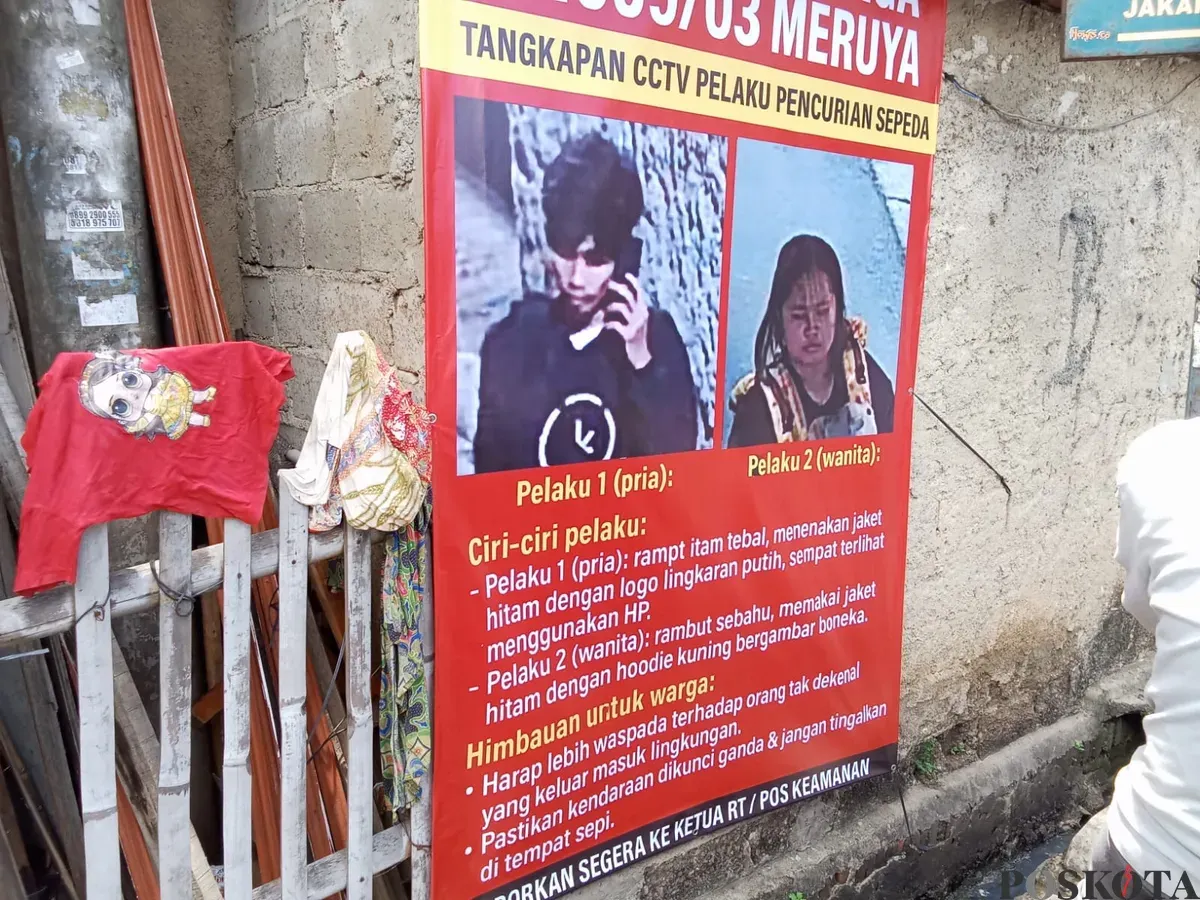 Wajah terduga pelaku pencurian sepeda dipampang dalam sebuah poster besar oleh warga RT 09 RW 03, Meruya, Kembangan, Jakarta Barat. (Sumber: Poskota/Pandi Ramedhan)