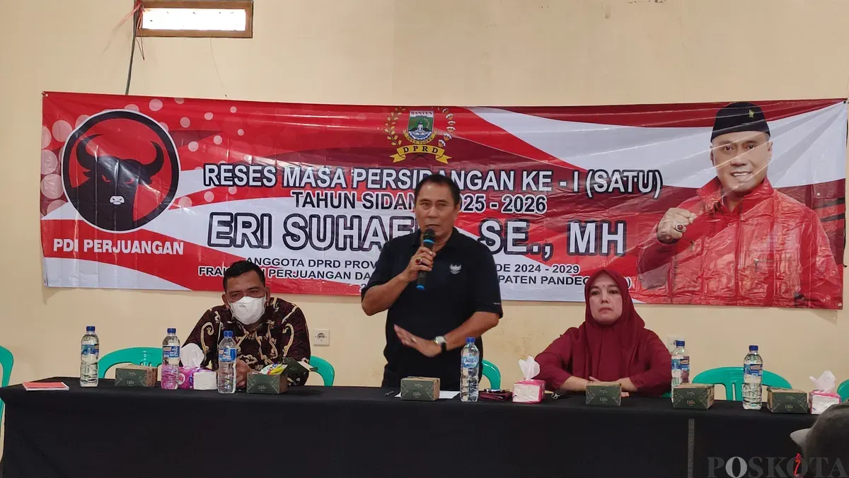Anggota DPRD Banten dari Fraksi PDIP, Eri Suhaeri saat melakukan reses di Desa Padasuka, Kecamatan Cimanggu, Pandeglang. (Sumber: POSKOTA | Foto: Samsul Fatoni)