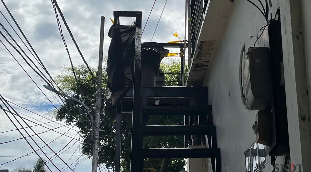 Garis polisi dipasang di TKP tewasnya karyawan warkop Medan akibat tersengat listrik di Jalan Berdikari, Kelurahan Sukabumi Utara, Kecamatan Kebon Jeruk, Jakarta Barat. (Sumber: POSKOTA | Foto: Pandi Ramedhan)