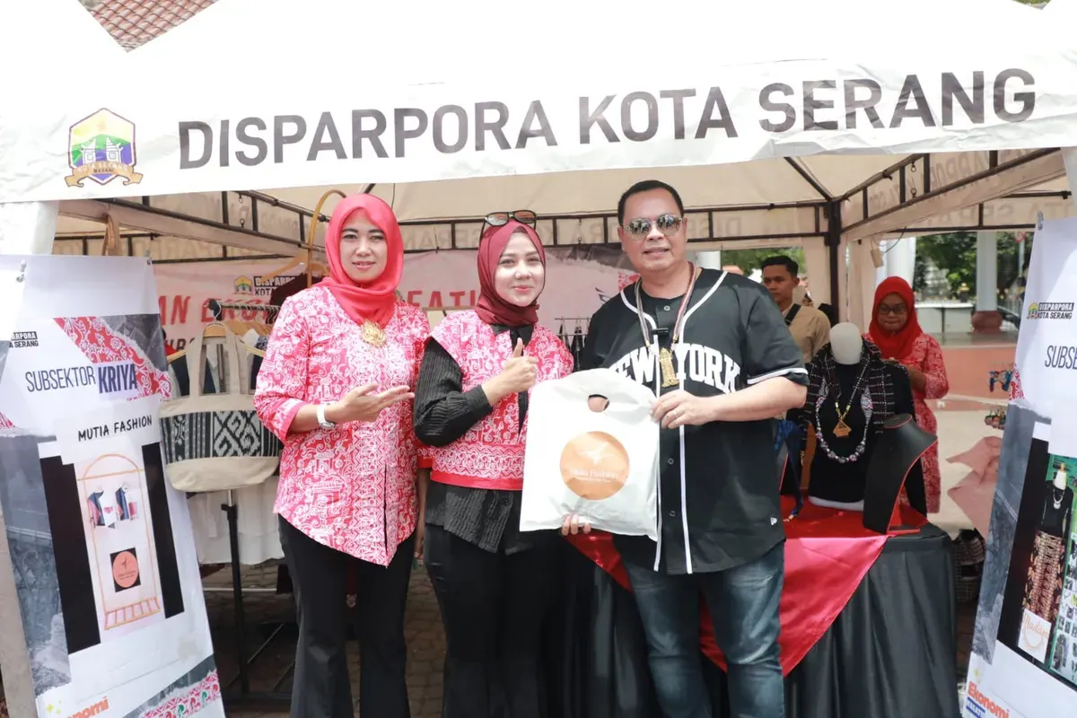Wali Kota Serang, Budi Rustandi, di stand Disparpora. (Sumber: Dok. Kominfo Kota Serang)