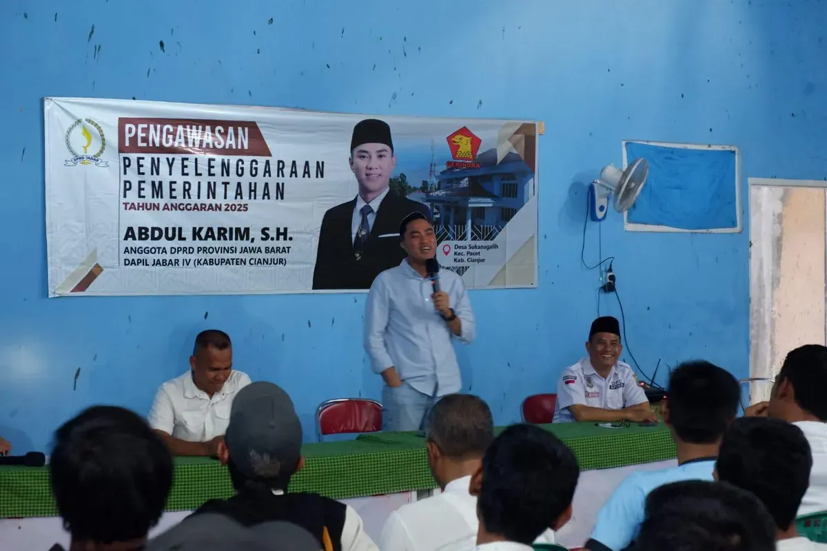 PENGAWASAN: Anggota DPRD Jawa Barat, Abdul Karim, saat memberikan penjelasan dalam kegiatan Pengawasan Penyelenggaraan Pemerintahan Tahun Anggaran 2025 di Kecamatan Pacet, Kabupaten Cianjur, kemarin. (Sumber: Istimewa)
