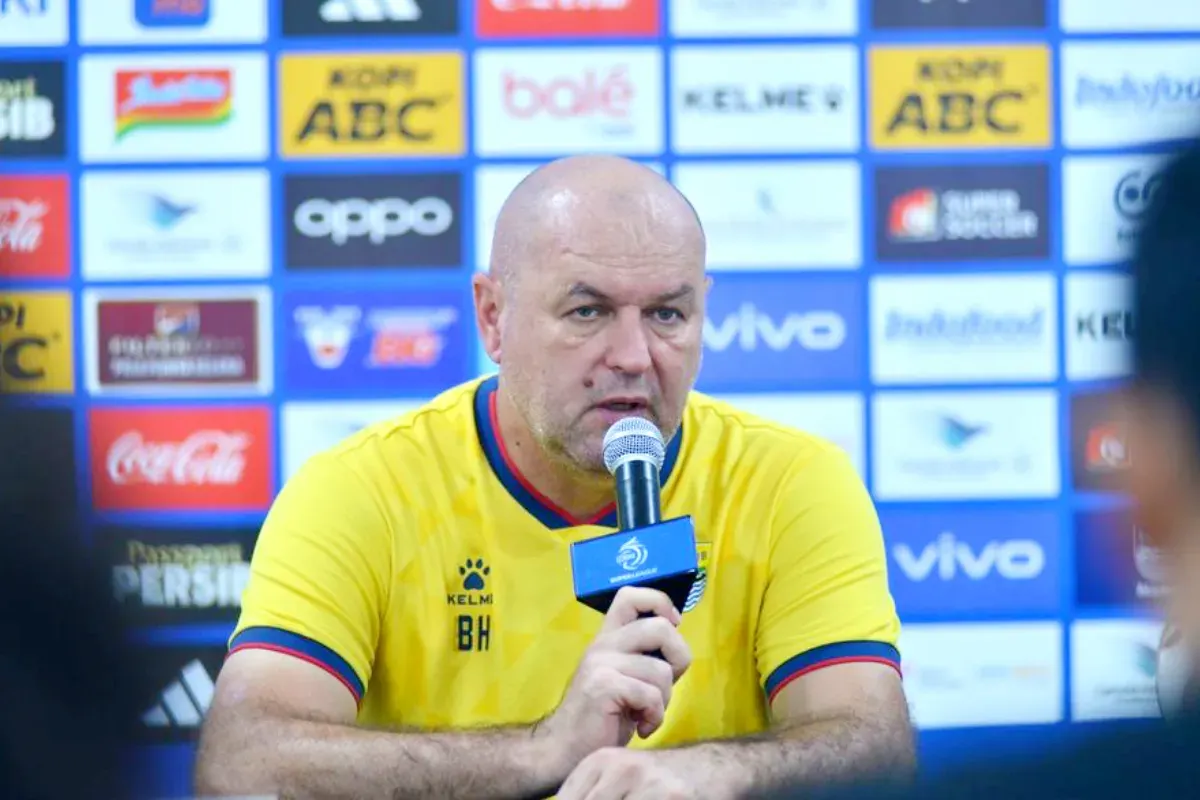 Potret pelatih Persib Bandung, Bojan Hodak yang mengisyaratkan rotasi pemain saat berhadapan dengan Persis Solo. (Sumber: Persib)