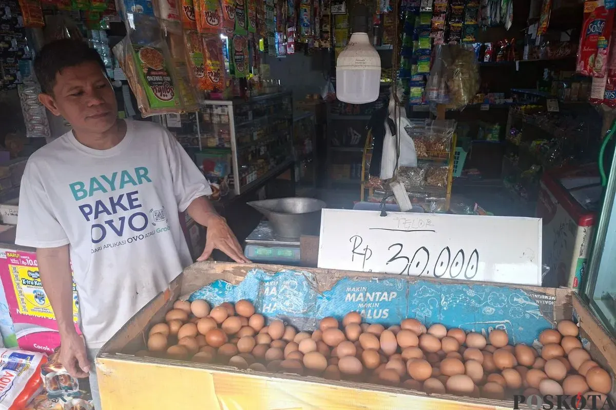 Pedagang telur di Pasar Reni Jaya Lama, Kelurahan Pondok Petir, Kecamatan Bojongsari, Kota Depok, Minggu, 26 Oktober 2025. (Sumber: Poskota/Angga Pahlevi)