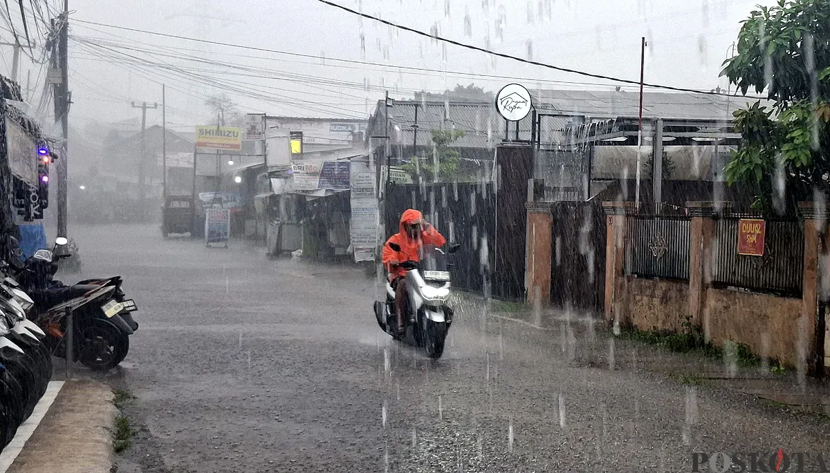 Hujan deras mengguyur Kota Depok pada Minggu, 26 Oktober 2025, yang mengakibatkan Jalan Haji Nawi Malik, Bojongsari, tergenang. (Sumber: POSKOTA | Foto: Angga Pahlevi)