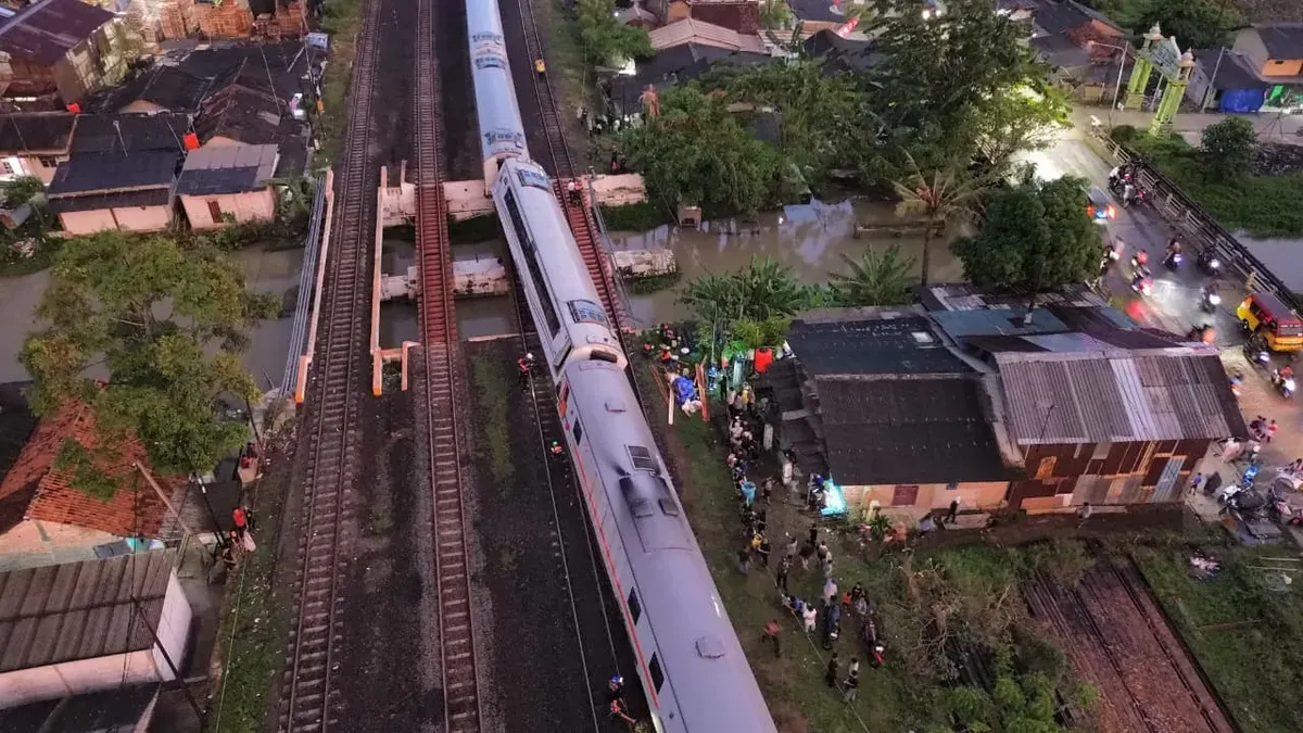 Petugas gabungan mengevakuasi rangkaian KA Purwojaya yang anjlok di emplasemen Stasiun Kedunggedeh, Kecamatan Kedungwaringin, Kabupaten Bekasi. (Sumber: Istimewa)