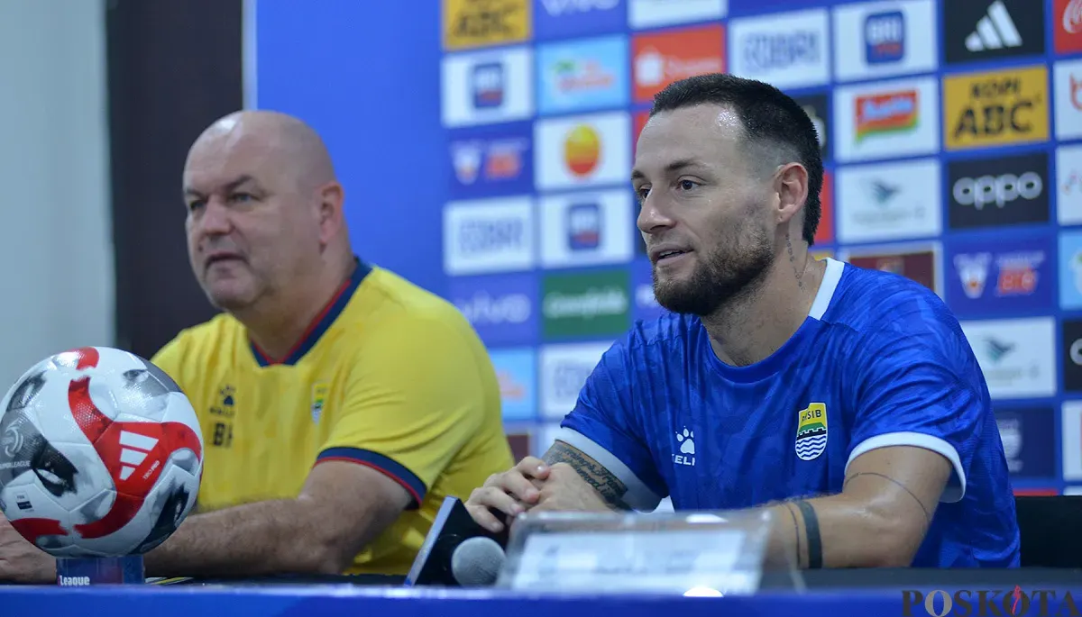 Kapten Persib Bandung, Marc Klok, (kanan), memberikan pernyataan kepada wartawan, Minggu, 26 Oktober 2025. (Sumber: POSKOTA | Foto: Gatot Poedji Utomo)