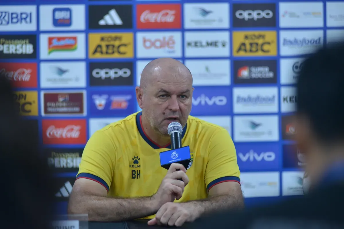 Pelatih Persib Bandung, Bojan Hodak saat jumpa pers di Stadion GBLA, Minggu, 26 Oktober 2025. (Sumber: Dok. Persib)