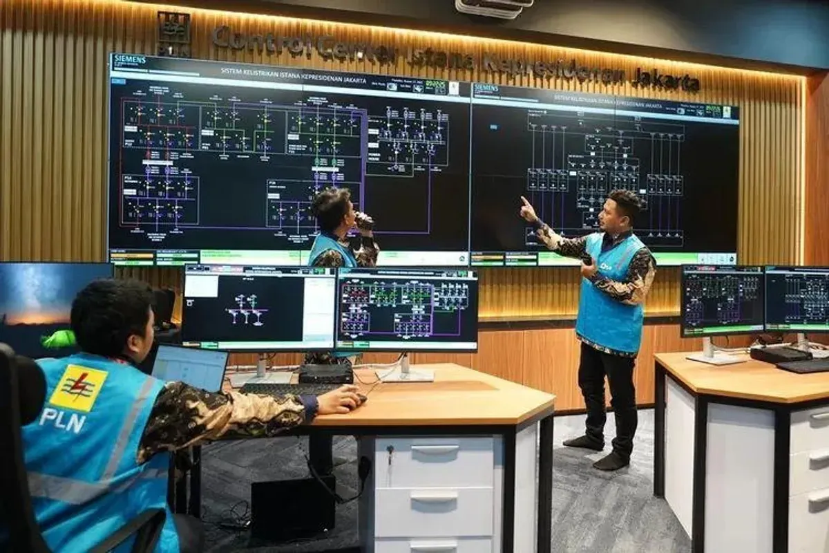 Petugas PLN UID Jakarta Raya memantau kondisi sistem kelistrikan ibu kota secara real time melalui Control Center PLN di Istana Kepresidenan, Jakarta. (Sumber: Dok. PLN UID Jakarta Raya)