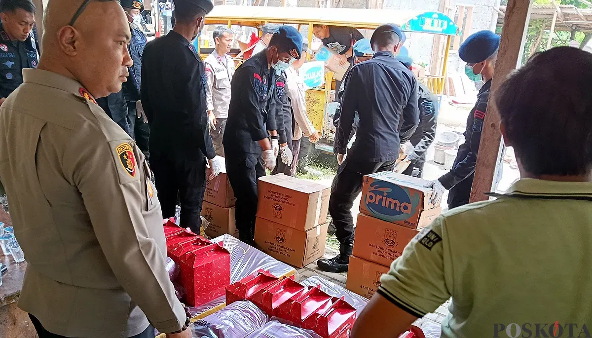 Kapolres Serang AKBP Condro Sasongko (kiri) memantau barang kebutuhan sebelum dibagikan kepada warga yang direlokasi. (Sumber: POSKOTA | Foto: Rahmat Haryono)