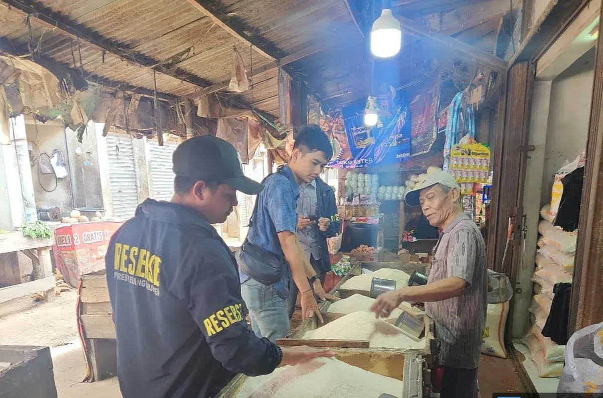 Tim Satgas Pangan mengecek harga beras di pasar tradisional Ciruas. (Sumber: Dok. Satreskrim Polres Serang)
