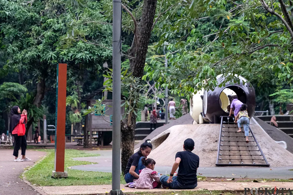 Warga beraktivitas di Tebet Eco Park, Tebet, Jakarta Selatan, Minggu, 26 Oktober 2025. (Sumber: POSKOTA | Foto: Bilal Nugraha Ginanjar)