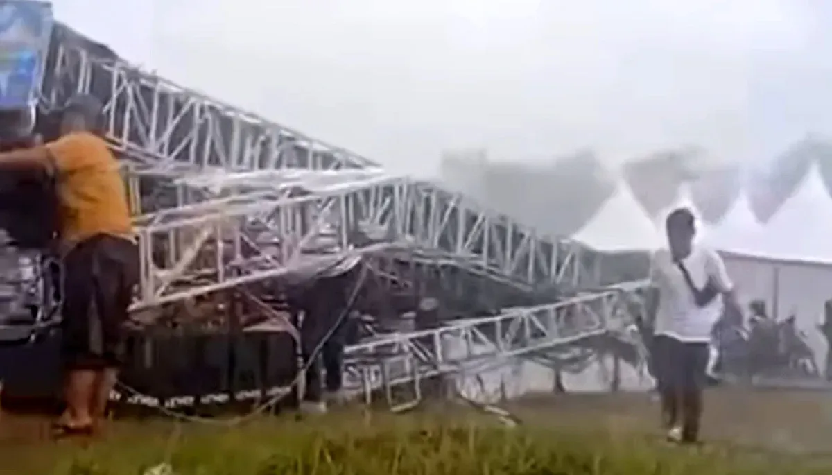 Tangkap layar panggung Gunungsindur Expo 2025 roboh akibat hujan dan angin kencang.
