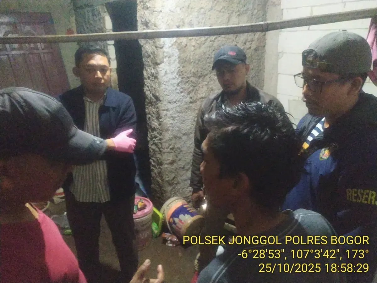 Petugas kepolisian memeriksa saksi penemuan seorang wanita lansia yang ditemukan tewas di rumahnya di Jonggol, Kabupaten Bogor. (Sumber: Dok Polsek Jonggol)