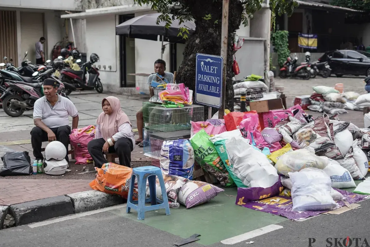 Barang dagangan dialihkan saat pembongkaran Pedagang Pasar Barito, Kramat Pela, Kebayoran Baru, Jakarta Selatan, Senin, 27 Oktober 2025. (Sumber: Poskota/Bilal Nugraha Ginanjar)
